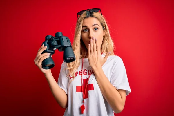 Junge Schöne Blonde Rettungsschwimmerin Shirt Mit Rotem Kreuz Mit Fernglas — Stockfoto