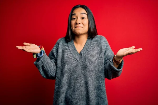 Jonge Mooie Aziatische Vrouw Draagt Casual Trui Staan Geïsoleerde Rode — Stockfoto