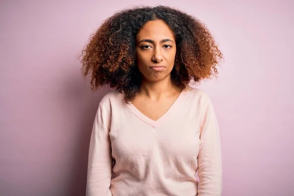 Jovem Afro Americana Com Cabelo Afro Vestindo Camisola Casual Sobre — Fotografia de Stock