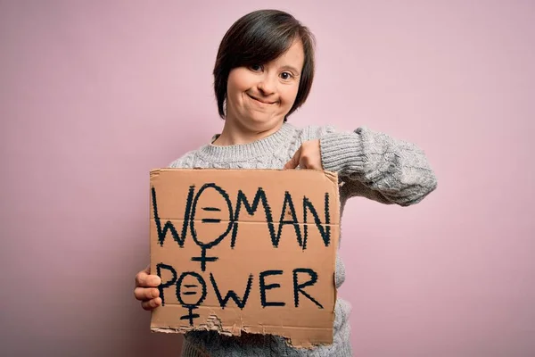 Young Syndrom Kvinna Som Håller Kvinnor Makt Protest Banner Över — Stockfoto