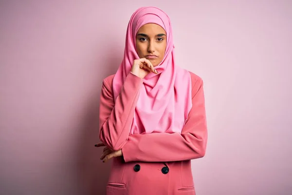 Mladá Krásná Brunetka Podnikatelka Sobě Růžová Muslimský Hidžáb Obchodní Bunda — Stock fotografie