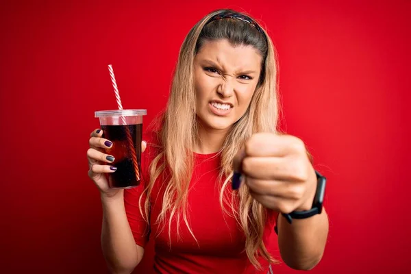 Ung Vacker Blond Kvinna Dricka Cola Fizzy Dryck Med Sugrör — Stockfoto