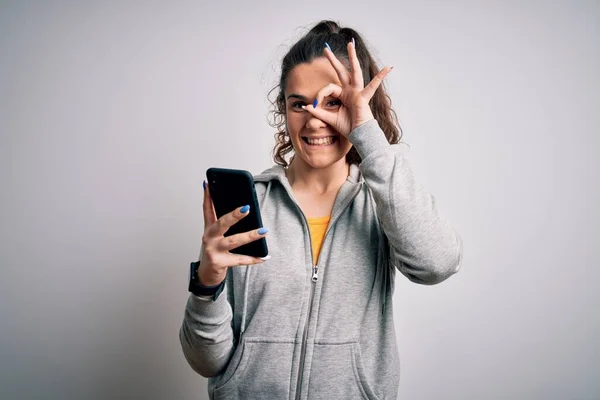 Hermosa Deportista Con Pelo Rizado Escuchando Música Usando Teléfono Inteligente —  Fotos de Stock