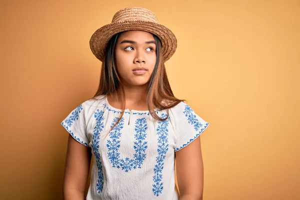 Junge Schöne Asiatische Mädchen Lässigem Shirt Und Hut Vor Gelbem — Stockfoto