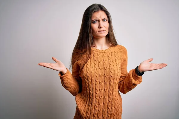 Junge Schöne Frau Mit Blauen Augen Lässigem Pullover Vor Weißem — Stockfoto