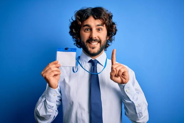 Jonge Knappe Zakenman Met Baard Met Identiteitskaart Identificatie Blauwe Achtergrond — Stockfoto