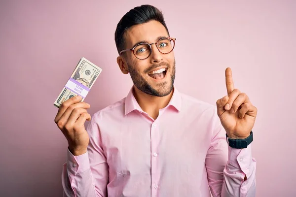 Joven Hombre Negocios Sosteniendo Montón Billetes Dólares Sobre Fondo Aislado — Foto de Stock