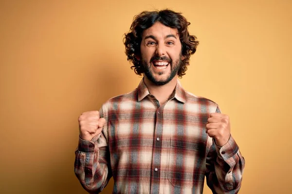 Homem Bonito Jovem Com Barba Vestindo Camisa Casual Sobre Fundo — Fotografia de Stock