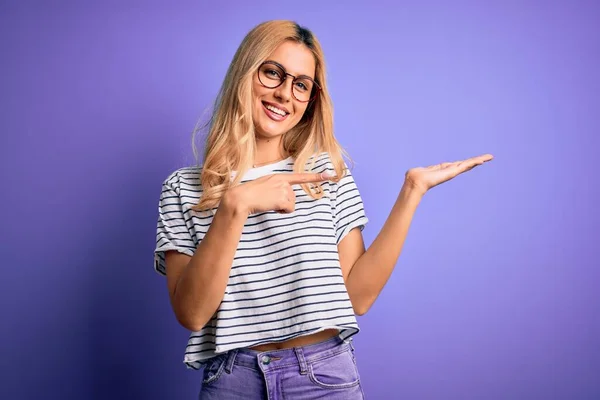 Mladá Krásná Blondýna Žena Nosí Pruhované Tričko Brýle Přes Fialové — Stock fotografie