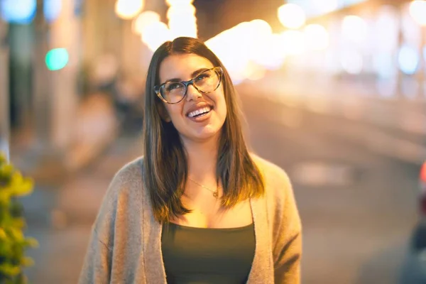 Jonge Mooie Vrouw Glimlachend Gelukkig Zelfverzekerd Staande Met Een Glimlach — Stockfoto