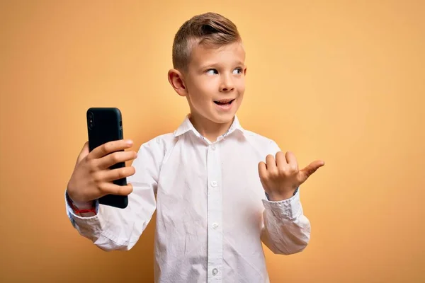 Ung Liten Kaukasiska Unge Med Hjälp Smartphone Och Titta Skärmen — Stockfoto