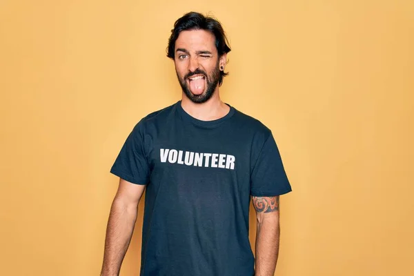 Νεαρός Όμορφος Ισπανός Εθελοντής Που Φοράει Εθελοντικό Μπλουζάκι Σαν Κοινωνική — Φωτογραφία Αρχείου