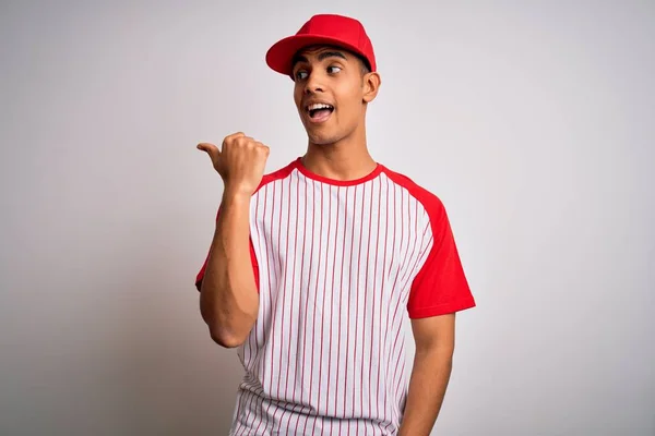 Joven Atleta Afroamericano Guapo Con Camiseta Béisbol Rayas Gorra Sonriendo —  Fotos de Stock