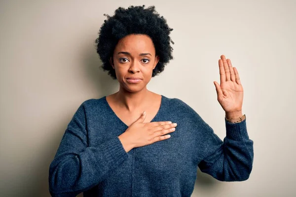 Ung Vacker Afroamerikansk Afro Kvinna Med Lockigt Hår Bär Casual — Stockfoto