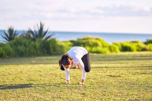 Young Beautiful Sportwoman Practicing Yoga Coach Teaching Crow Pose Park — Stock Photo, Image