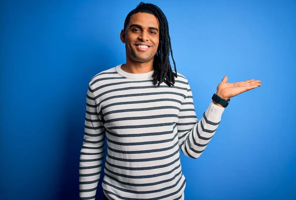 Jovem Afro Americano Africano Bonito Homem Com Dreadlocks Vestindo Camisola — Fotografia de Stock