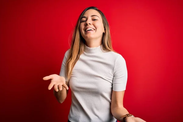 Schöne Blonde Frau Mit Blauen Augen Trägt Legeres Weißes Shirt — Stockfoto