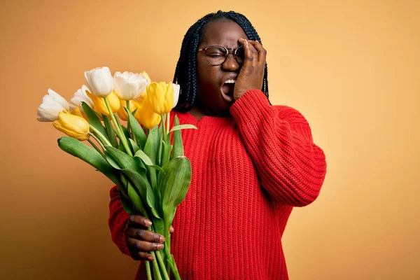 Fiatal Afro Amerikai Plusz Méretű Fonat Kezében Csokor Sárga Tulipán — Stock Fotó