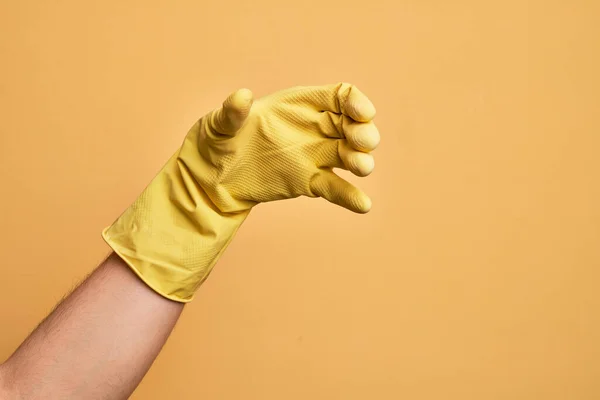 Mano Joven Caucásico Con Guante Limpieza Sobre Fondo Amarillo Aislado —  Fotos de Stock