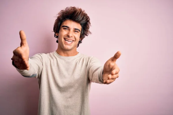 Homem Bonito Jovem Vestindo Camiseta Casual Sobre Fundo Rosa Isolado — Fotografia de Stock