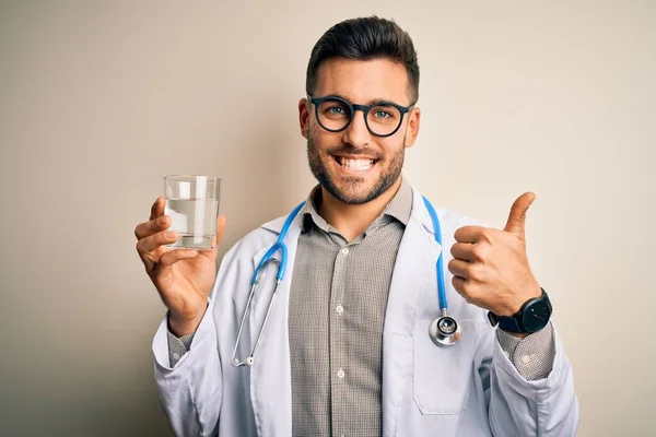 Mladý Lékař Muž Sobě Stetoskop Pití Čerstvé Sklenice Vody Přes — Stock fotografie