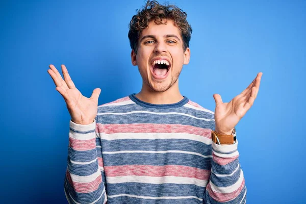 Jovem Loiro Bonito Homem Com Cabelo Encaracolado Vestindo Camisola Listrada — Fotografia de Stock