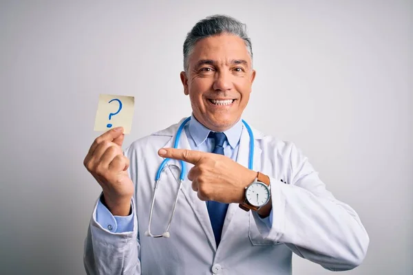 Μεσήλικας Όμορφος Γκριζομάλλης Γιατρός Άνδρας Κρατώντας Χαρτί Ερωτηματικό Πολύ Χαρούμενος — Φωτογραφία Αρχείου