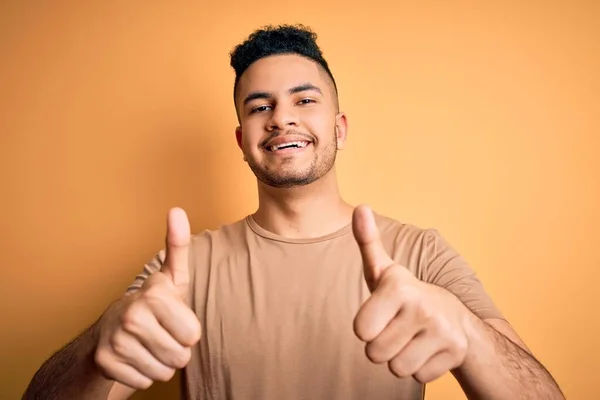 Ung Stilig Man Bär Casual Shirt Stående Över Isolerad Gul — Stockfoto