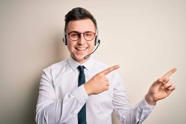 Mladý Pohledný Kavkazský Obchodník Nosí Sluchátka Call Centra Zákaznickému Servisu — Stock fotografie