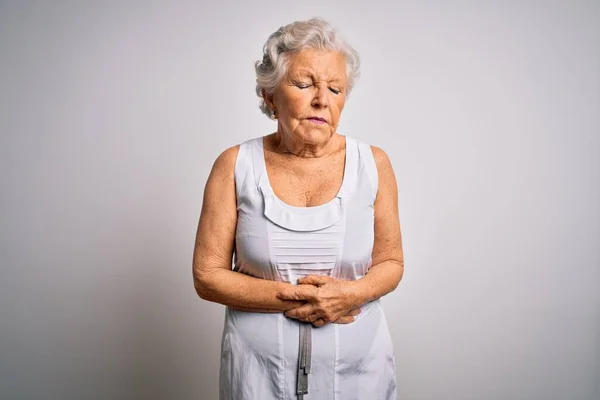 Senior Schöne Grauhaarige Frau Lässigem Sommerkleid Über Weißem Hintergrund Mit — Stockfoto