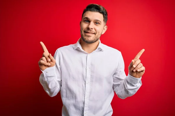 Jovem Homem Negócios Com Olhos Azuis Vestindo Camisa Elegante Sobre — Fotografia de Stock