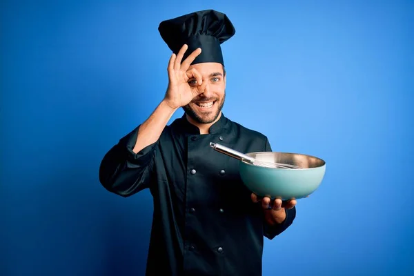 Giovane Uomo Fornello Con Barba Indossa Uniforme Con Frusta Ciotola — Foto Stock