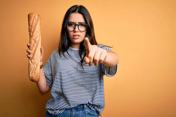 Jonge Brunette Vrouw Houden Zelfgemaakte Vers Brood Baguette Gele Achtergrond — Stockfoto