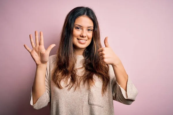 Junge Schöne Brünette Frau Lässigem Pullover Der Über Rosa Hintergrund — Stockfoto