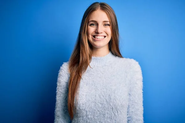 Junge Schöne Rothaarige Frau Lässigem Pullover Vor Isoliertem Blauen Hintergrund — Stockfoto
