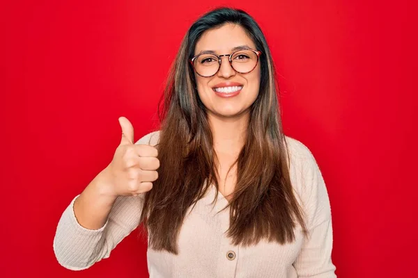 Νεαρή Ισπανίδα Έξυπνη Γυναίκα Που Φοράει Γυαλιά Πάνω Από Κόκκινο — Φωτογραφία Αρχείου
