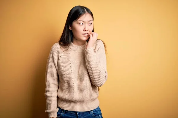 Jovem Bela Mulher Asiática Vestindo Camisola Casual Sobre Amarelo Isolado — Fotografia de Stock