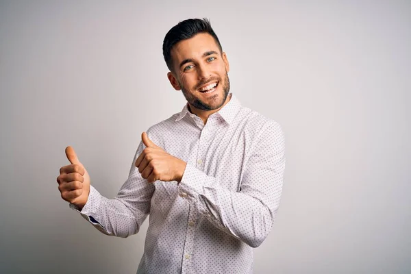 Jovem Homem Bonito Vestindo Camisa Elegante Sobre Fundo Branco Isolado — Fotografia de Stock