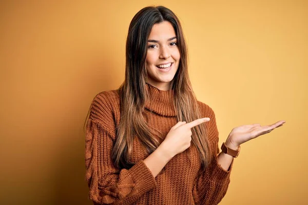 Junge Schöne Mädchen Lässigem Pullover Steht Über Isoliertem Gelben Hintergrund — Stockfoto