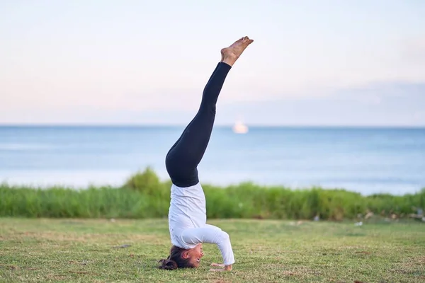 Joven Hermosa Deportista Practicando Yoga Entrenador Cabeza Enseñanza Pose Parque — Foto de Stock