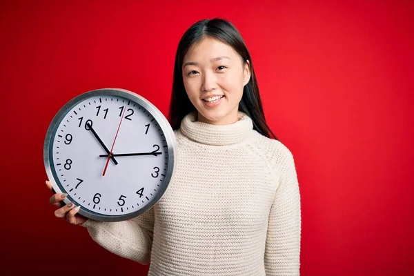 Junge Asiatische Frau Hält Countdown Große Uhr Über Rotem Hintergrund — Stockfoto