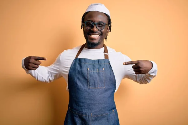 Joven Afroamericano Cocinero Con Delantal Sobre Fondo Amarillo Aislado Mirando —  Fotos de Stock