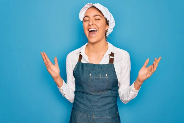 Young Beautiful Blonde Baker Woman Blue Eyes Cooking Wearing Apron — Stock Photo, Image