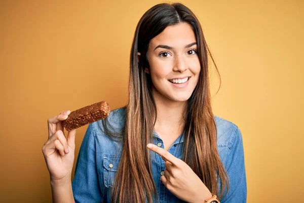 Joven Hermosa Chica Sosteniendo Barra Proteína Saludable Pie Sobre Fondo —  Fotos de Stock