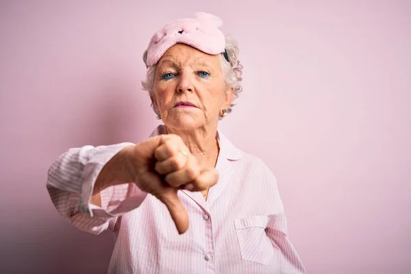 Senior Bella Donna Indossa Maschera Del Sonno Pigiama Sfondo Rosa — Foto Stock