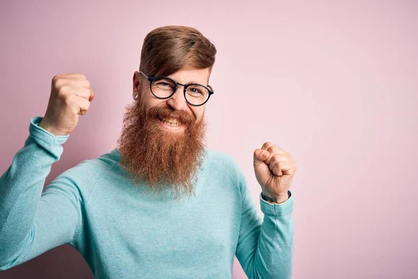 Bello Irlandese Rossa Uomo Con Barba Indossando Occhiali Sfondo Rosa — Foto Stock