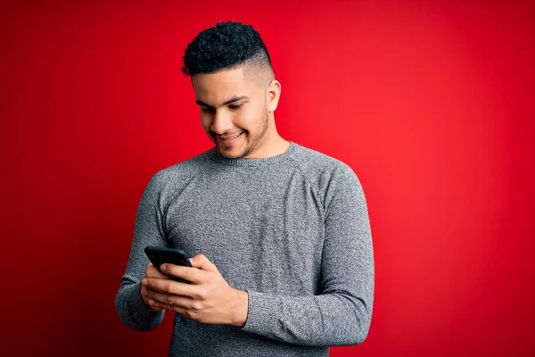 Giovane Bell Uomo Che Conversazione Utilizzando Smartphone Sfondo Rosso Con — Foto Stock