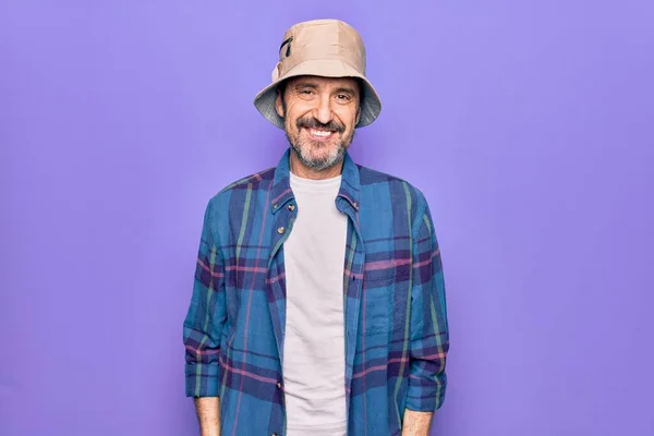 Bell Uomo Mezza Età Che Indossa Camicia Casual Cappello Sfondo — Foto Stock