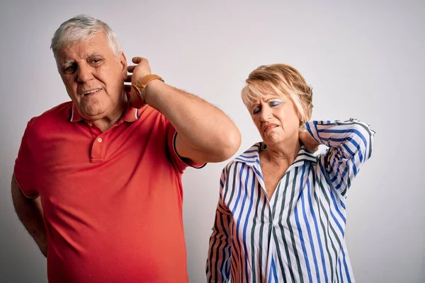 Senior Vackra Par Står Tillsammans Över Isolerad Vit Bakgrund Lider — Stockfoto