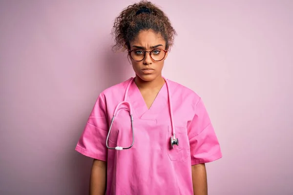청진기를 아프리카 미국인 간호사가 문제로 배경에 회의적 긴장해 있었다 부정적 — 스톡 사진